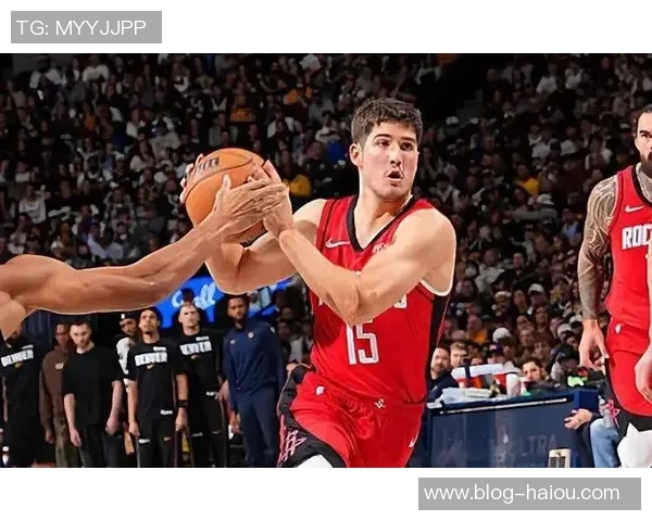 媒体人分析谢泼德与队友共同蹲底角的战术选择与出手权分配问题