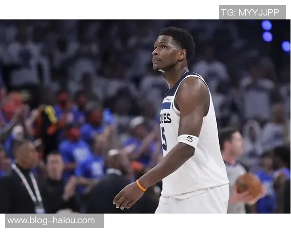 爱德华兹首节火力全开9投6中砍下14分2板3助与东契奇展开激烈对决